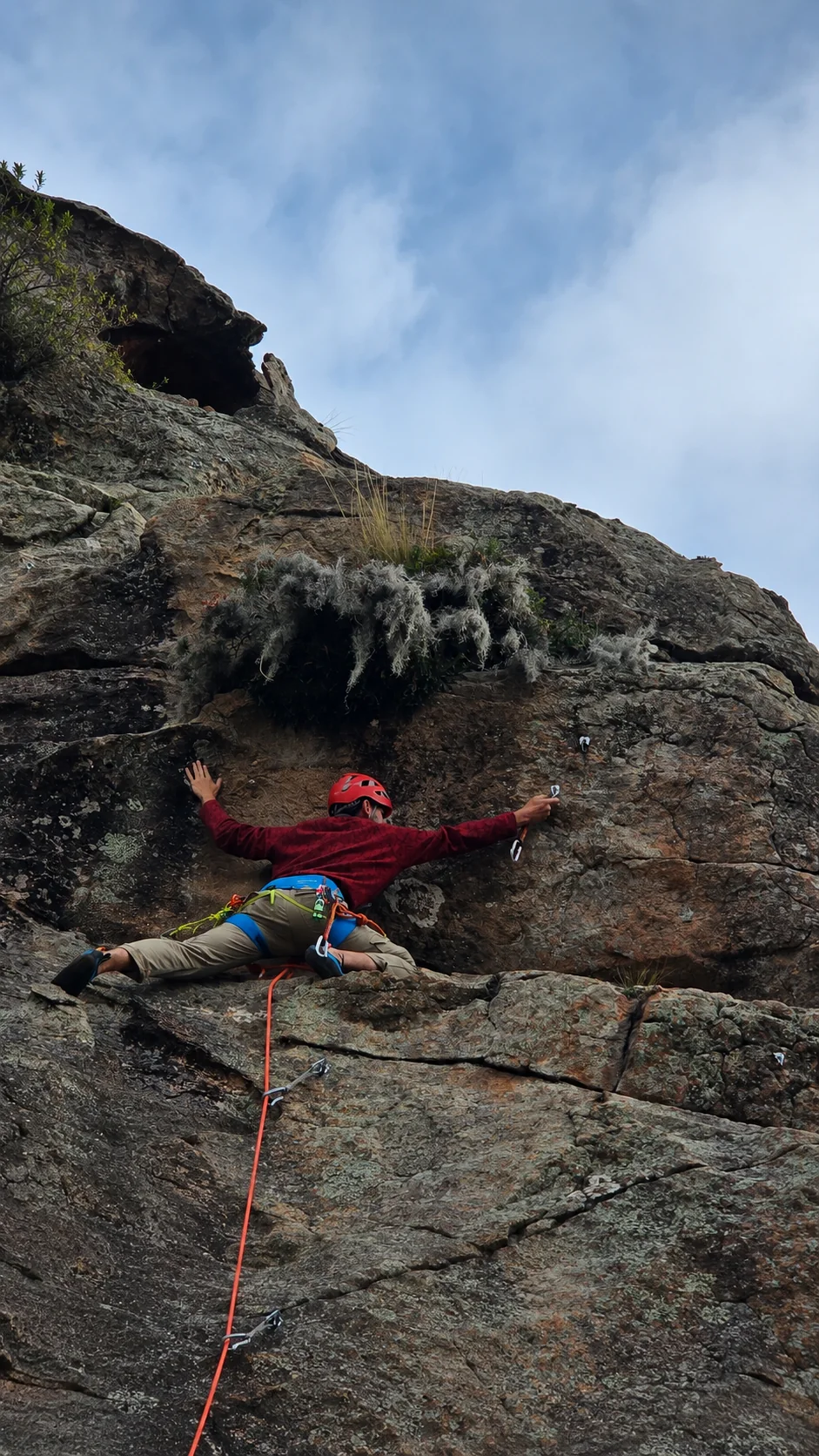 Escalada en roca durante la preparación de la expedición
